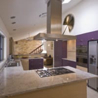 κουζίνα 5 τετραγωνικών μέτρων με μοβ σετ