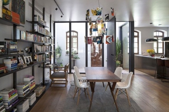 moderne-lejlighed-åbent-design-spise-i-køkken-siddeområde-bogreoler