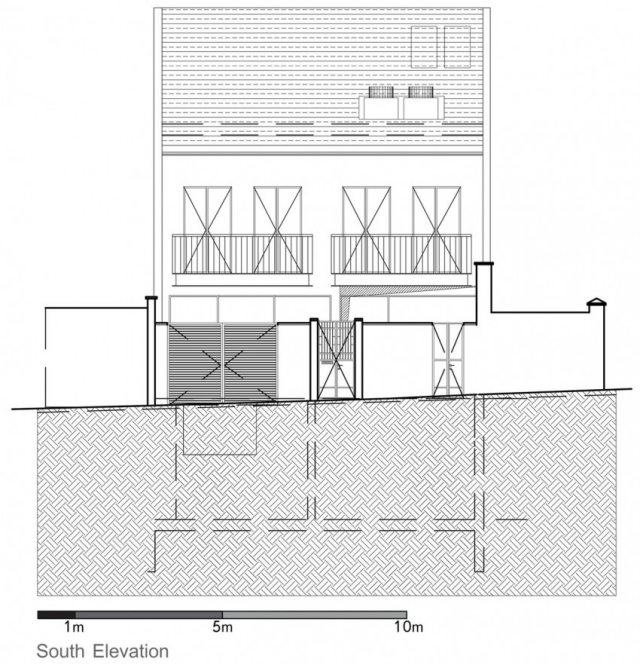 Hus-med-indre-have-V-Hus-syd-facade-skråt-grund