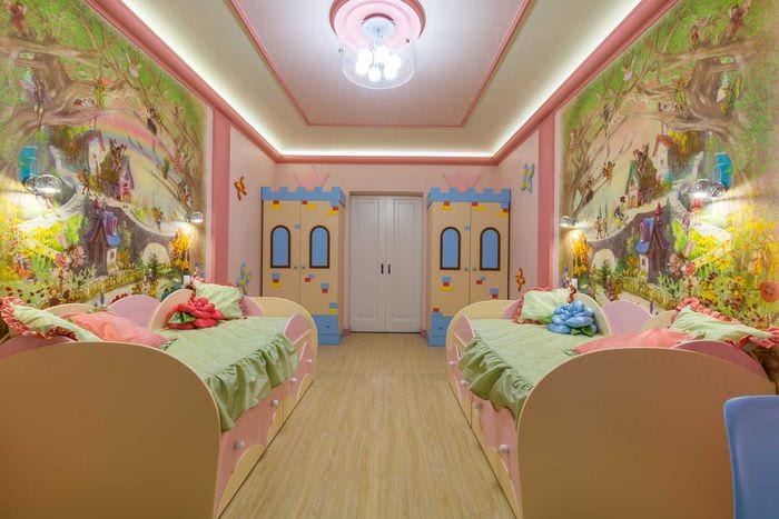 lehetőség egy gyermekszoba könnyű dekorációjára két lány számára