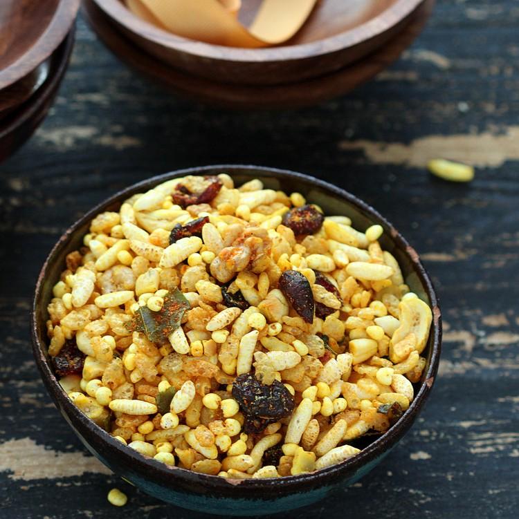 Lav selvpustede ris med cornflakes opskrift Chivda morgenmad fra Indien