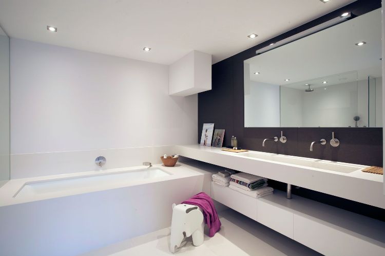 kvarts bordplade badeværelse kvarts komposit badeværelse møbler materiale holdbart let at vedligeholde vedligeholdelsesfrit badekar hvidt minimalistisk