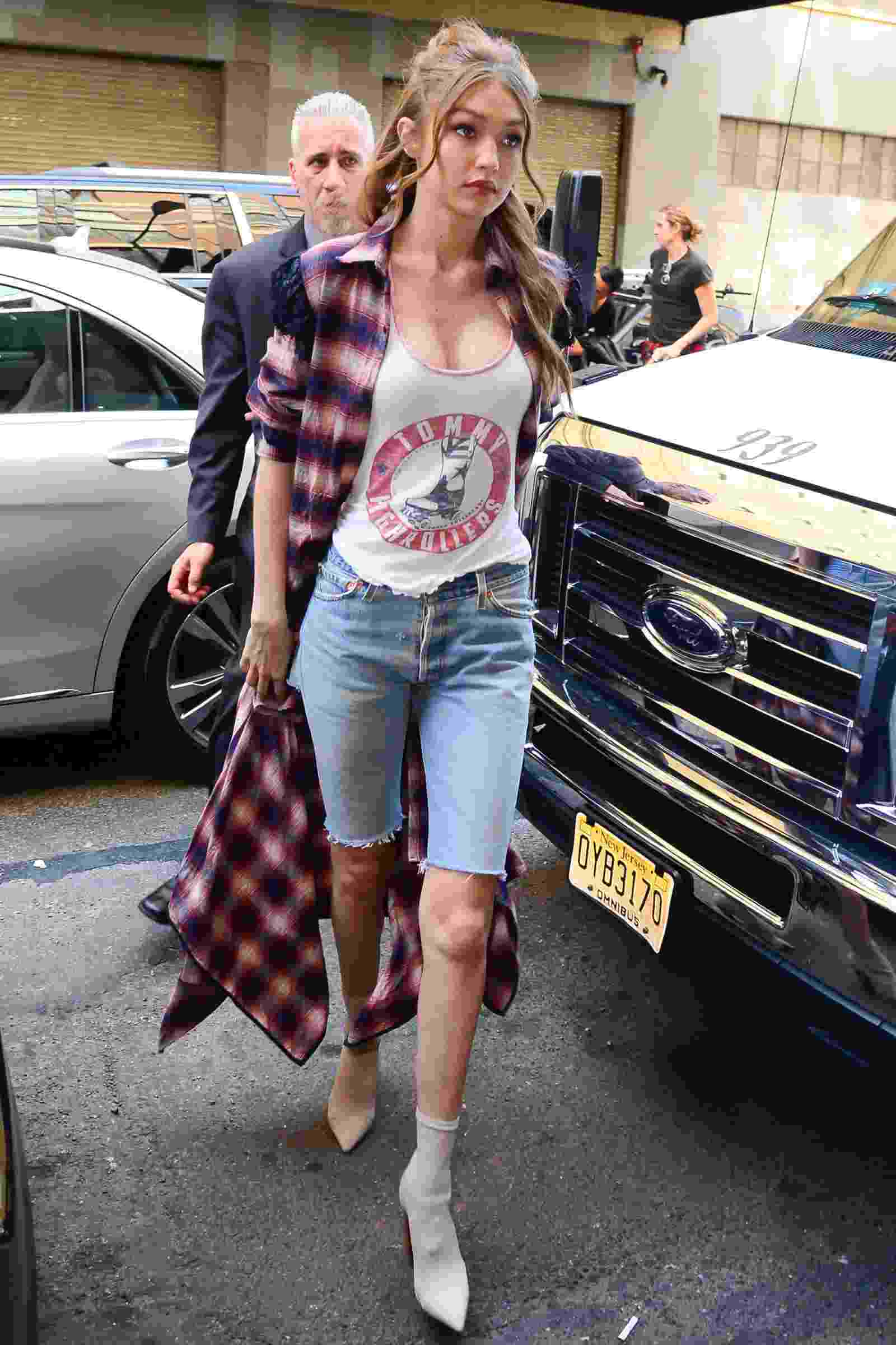 Jeans cykelshorts kombinerer skjortebluse lange Gigi Hadid outfit ideer