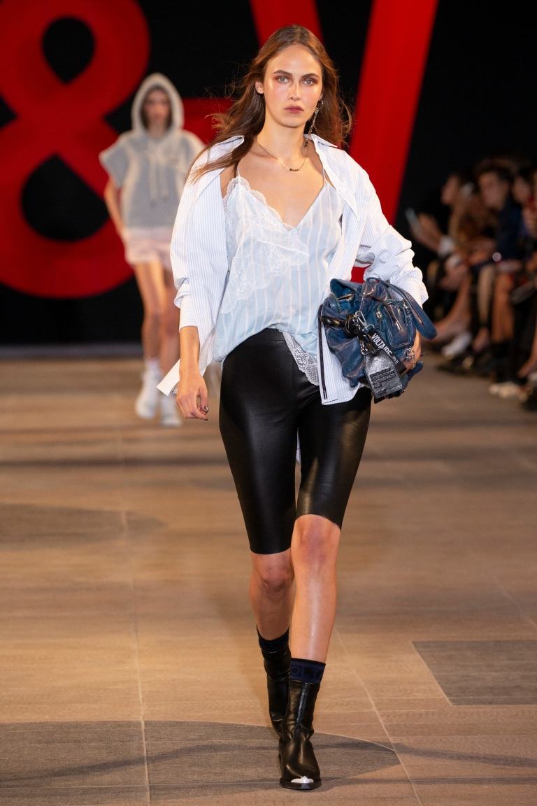 Læder cykelshorts kombinerer skjortebluse jeans håndtaske læderstøvler outfit ideer