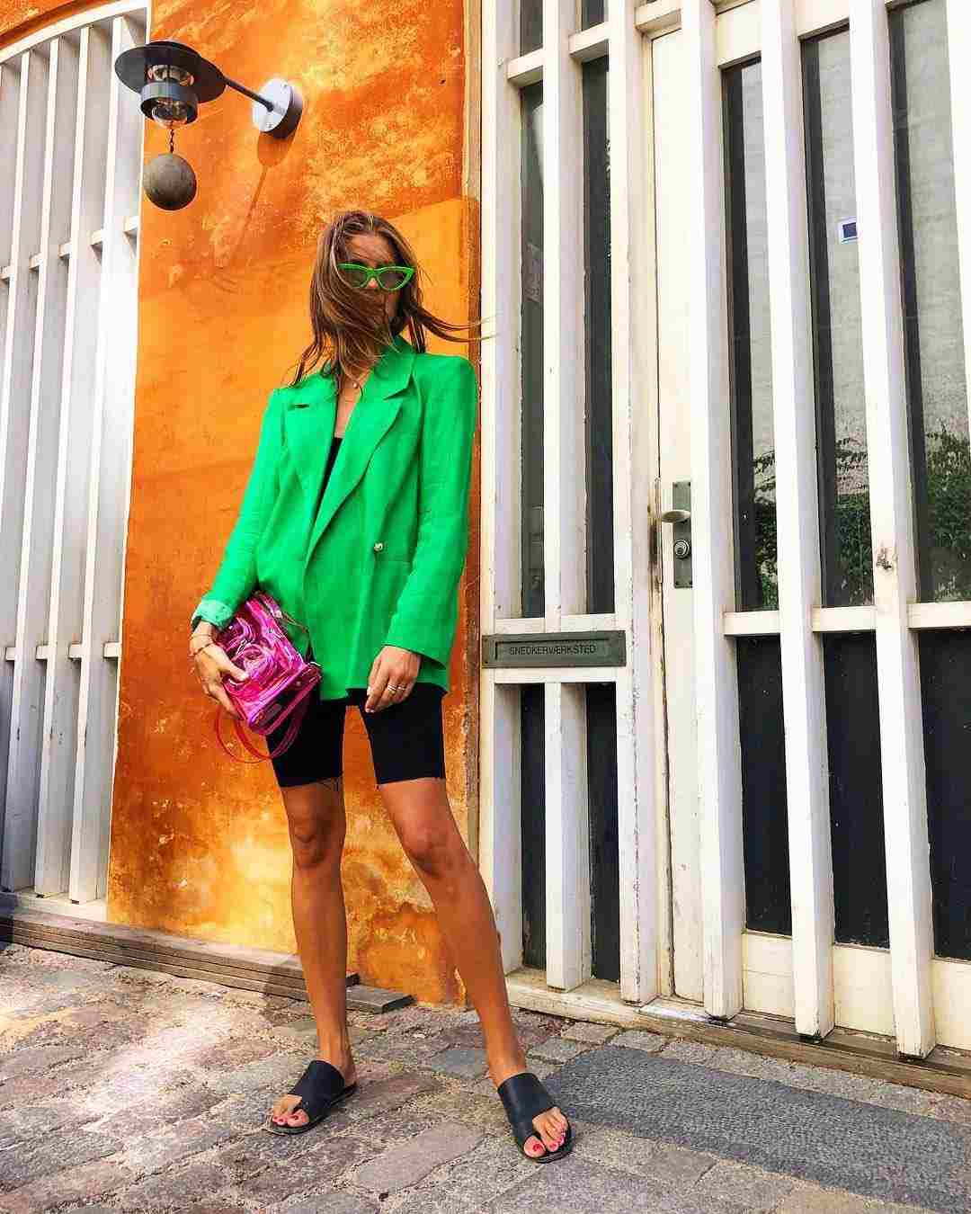Cykelshorts kombinerer blazere neonfarver fashion trend sandaler solbriller retro
