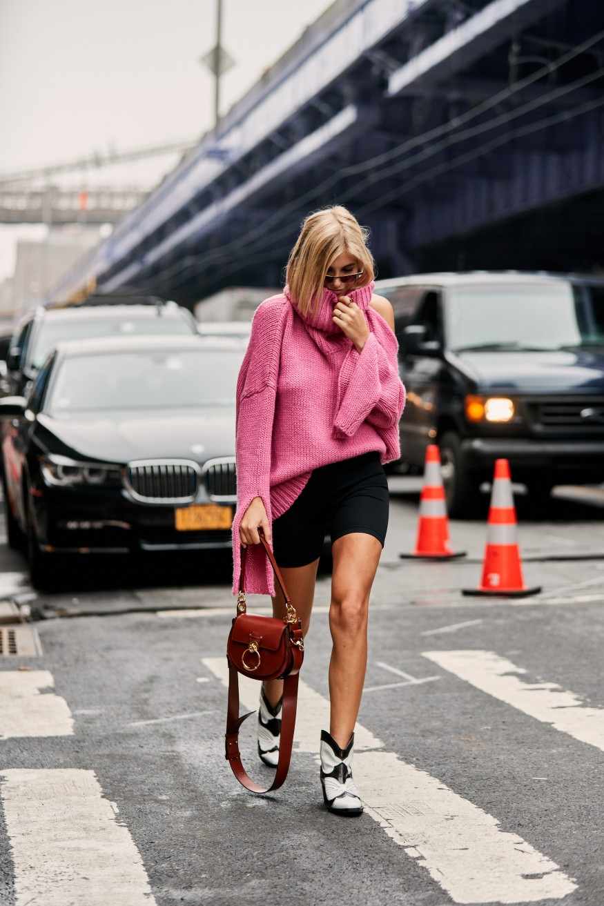 Cykelshorts kombinerer overdimensioneret strik sweater pink rød håndtaske læder ankelstøvler