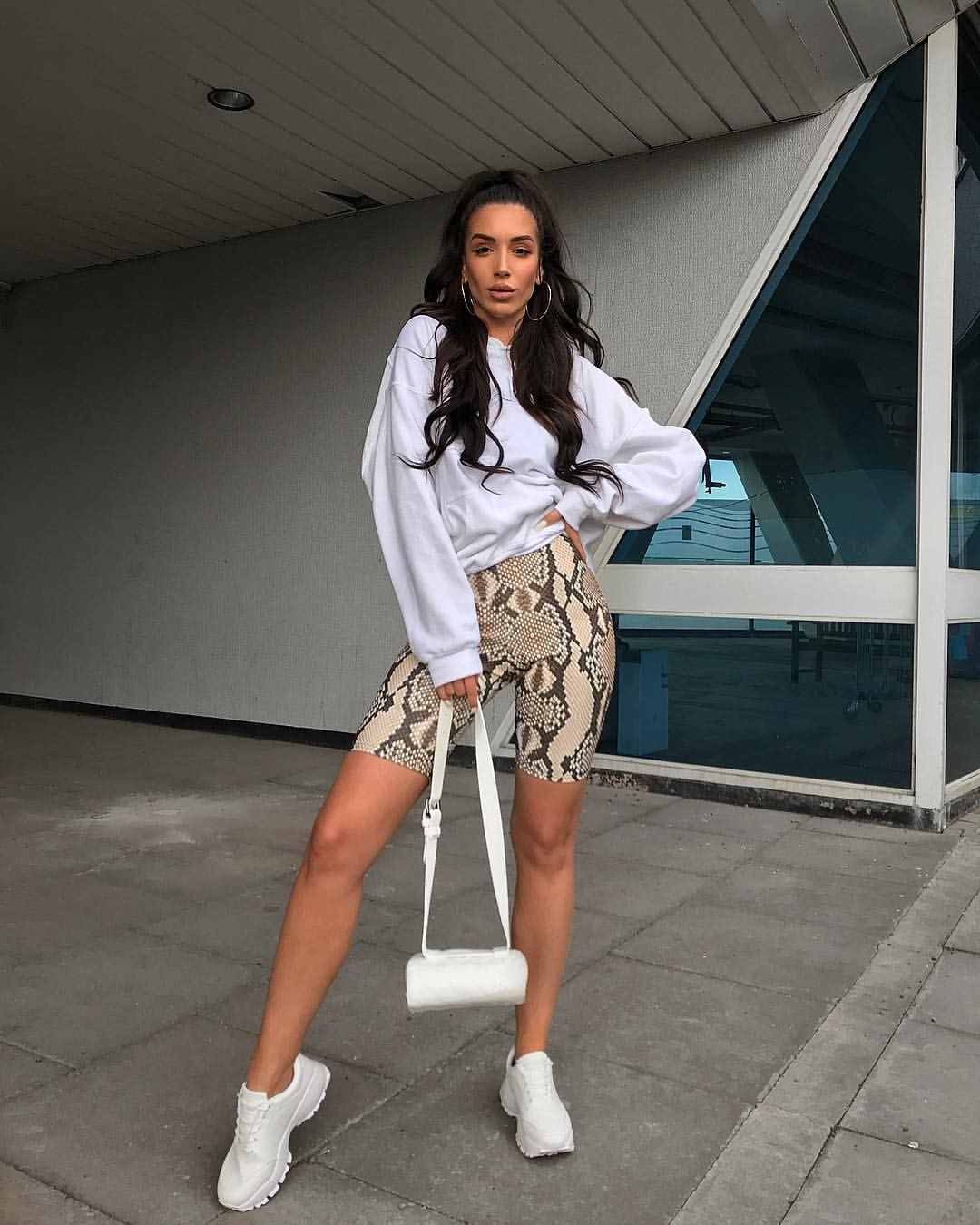 Cykelshorts slangemønster sweatshirt hvide sneakers sort hår modetrends sommer