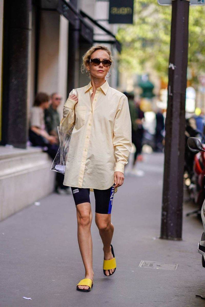 Cykelshorts kombinerer mode trend sommer outfit ideer oversized skjorte