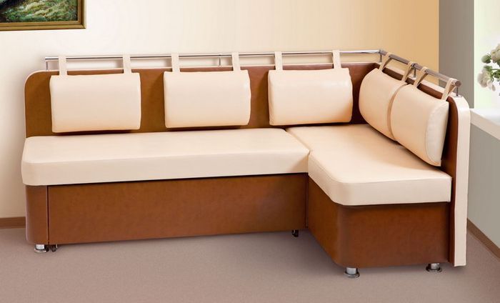 Sofas aus Holz.