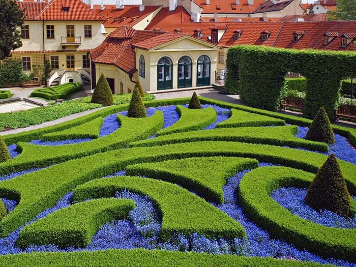 tanken om at bruge smukke planter i sommerhusets landskabsdesign