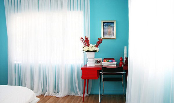 Hjemmekontor ideer skrivebord-rød væg maling-blå baldakin