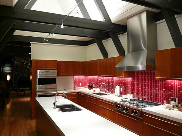 Køkken bagvæg-højt til loftet-køkken bagvæg-røde fliser