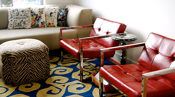 Stue eklektiske møbler ideer lænestol rød sidebord design skammel