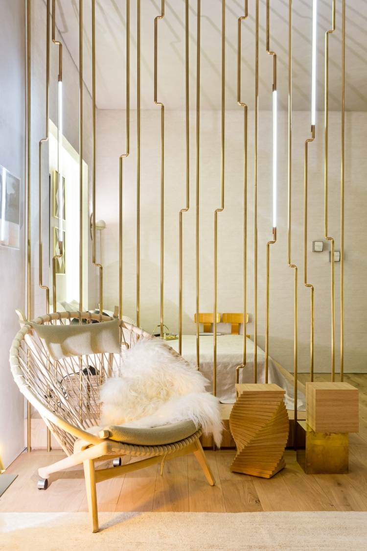minimalistisk moderne rumdeler design træ metal guld