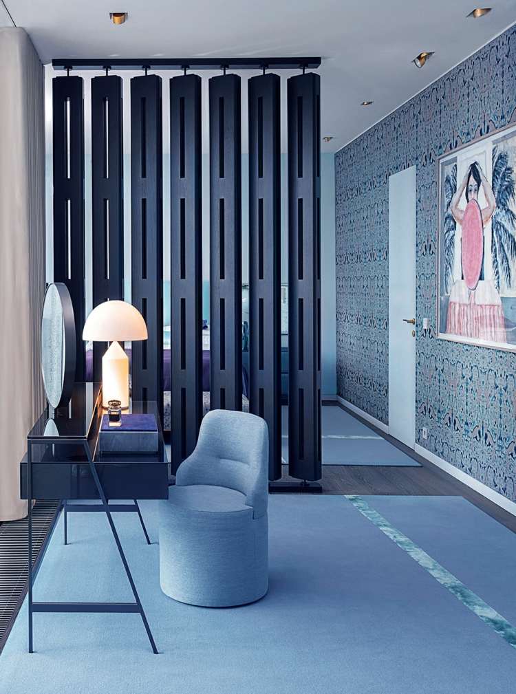 soveværelse træpaneler sort rumdeler moderne lænestol vægdesign kosmetisk bord