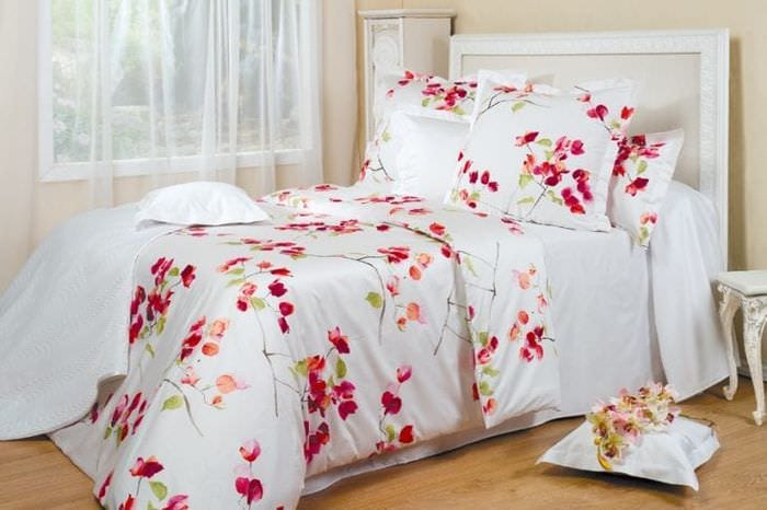 Hvitt sengetøy med kronblad
