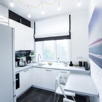 Bucătărie luminoasă, cu pereți albi