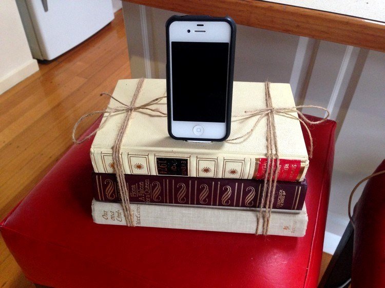 genbrug-tinkering-smartphone-iphone-stand-gamle-bøger-upcycling