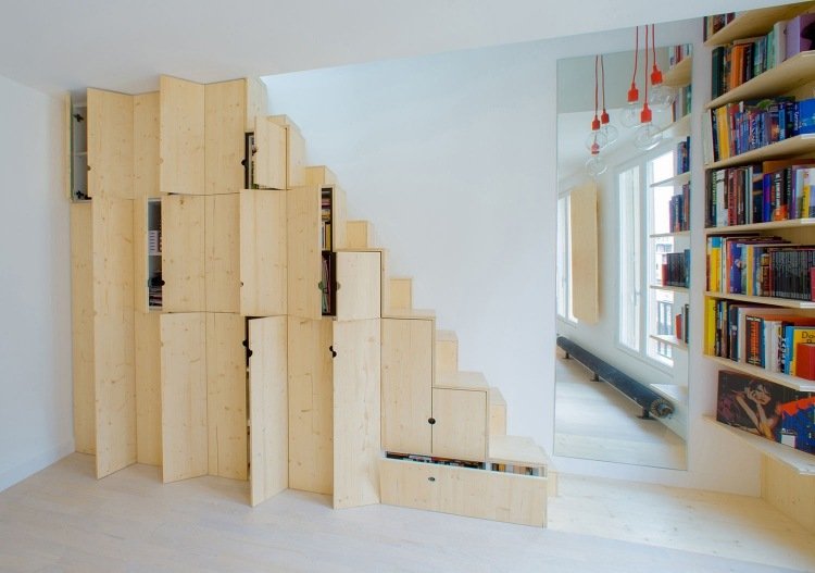 Hylde-skråtag-trappe-træ-skab-bibliotek-spejl-bøger-lys