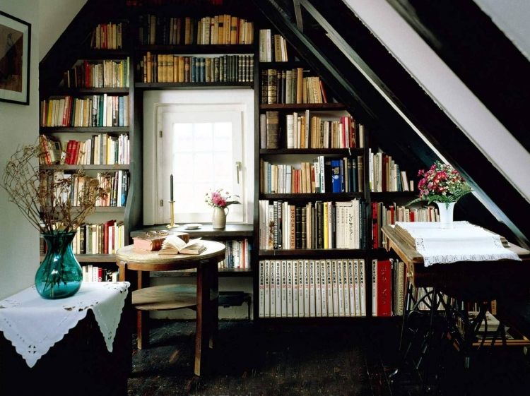 Hylde-skråtag-sort-bibliotek-antikke-rustikke-bøger-vinduer