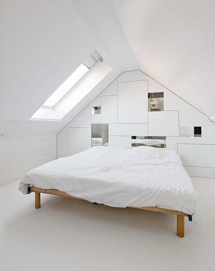 Hylde skråt loft-soveværelse-hvid-væg hylde-skandinavisk stil