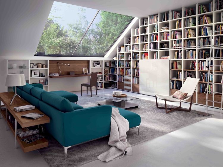 Hylde til skrå lofter -stue-bibliotek-sofa-turkis-værelse-hvidt ovenlys