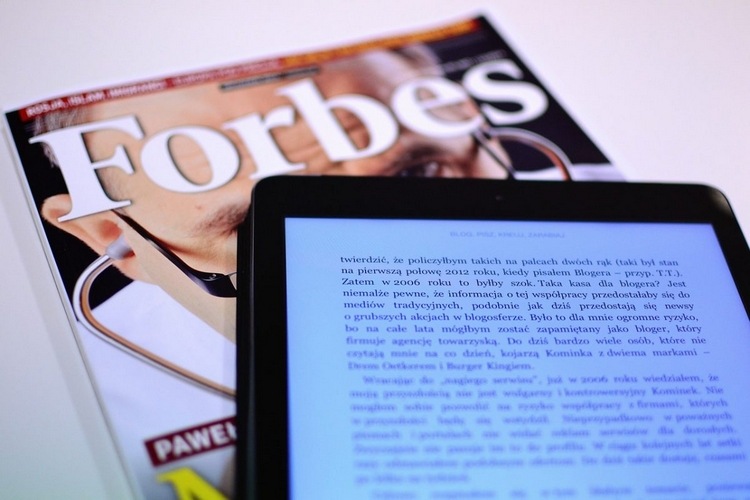 forbes magazine med en tændt på i polsk