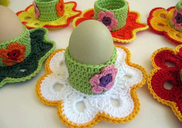 Påske-dekoration-gør-det-selv-hækle-farverige-garn-æggekopper-idé-blomster