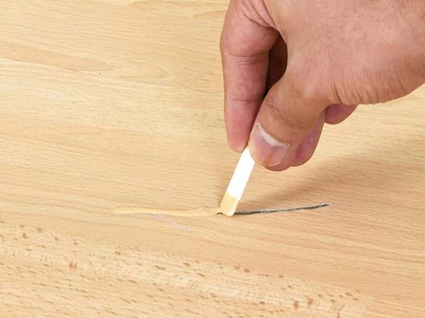 Škrábance různé hloubky lze z dřevěných povrchů odstranit broušením a leštěním.