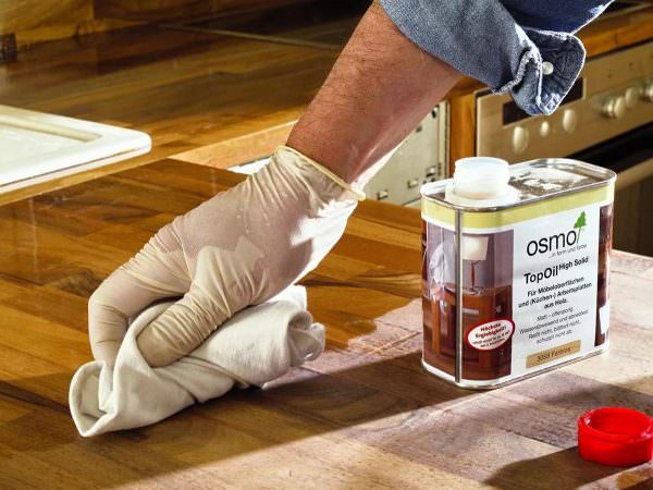 Professionella restauratörer använder olika typer av möbelvax för att reparera bänkskivor med egna händer.