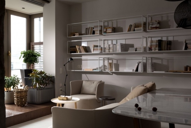 Olga-Akulova-Design-Lejlighed-Siddeområde-B-B-Italie-Sofa-Væghylder