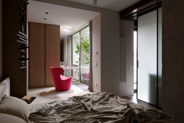 kenzo-stil-renoveret-lejlighed-soveværelse-skydedøre-hvilestol-rød