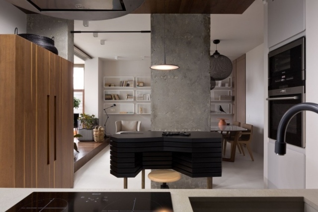 Monteret køkken-med-ø-design-sort-sten-træskabe-skillevæg-beton