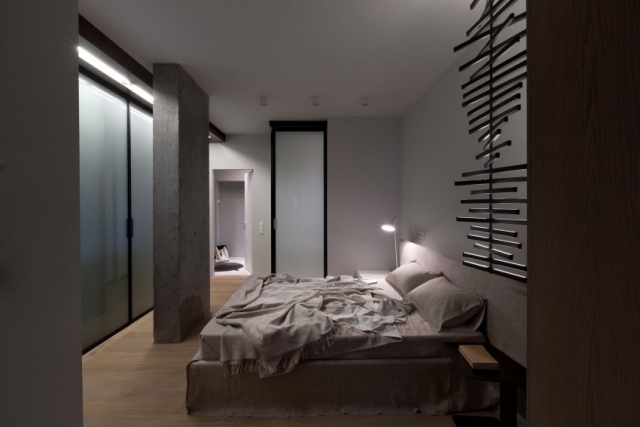 soveværelse-farve-design-grå-vægge-ru-beton-søjler-trægulv