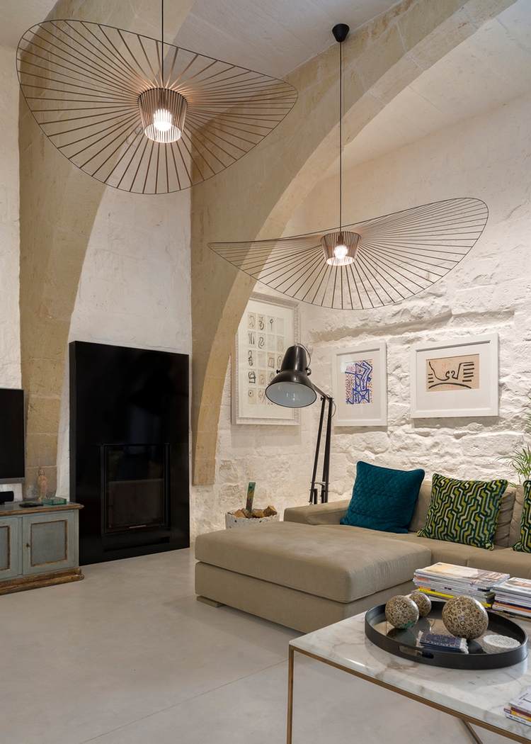 stue med moderne designelementer sofa og sofabord samt designer vedhængslamper