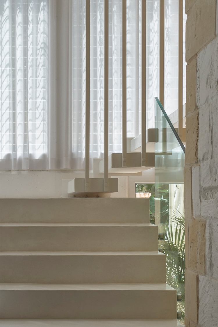 Trapper af marmor og gelænder, balustrade, trappebeskyttelse af metal og glas