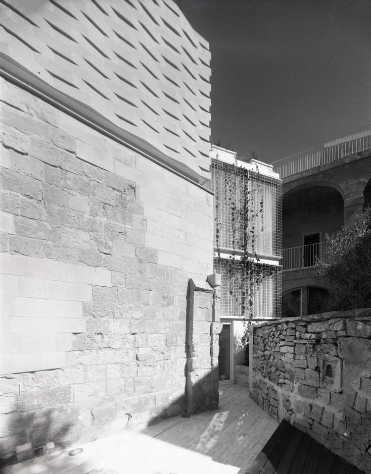 Indre gård i vognhuset med palazzo kulturbygning med moderne arkitektur og stenmur