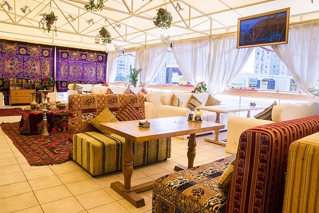 chaikhana lounge interiør terrasse orienterede tæpper