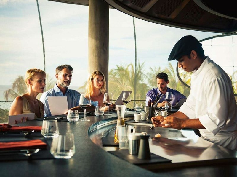 restaurant med vin vin rack bar counter sæder tropisk flair