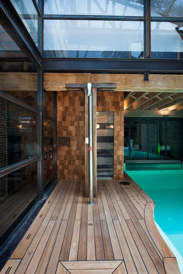 retro-look-industrielt-design-pool-udendørs-bruser-træplanker