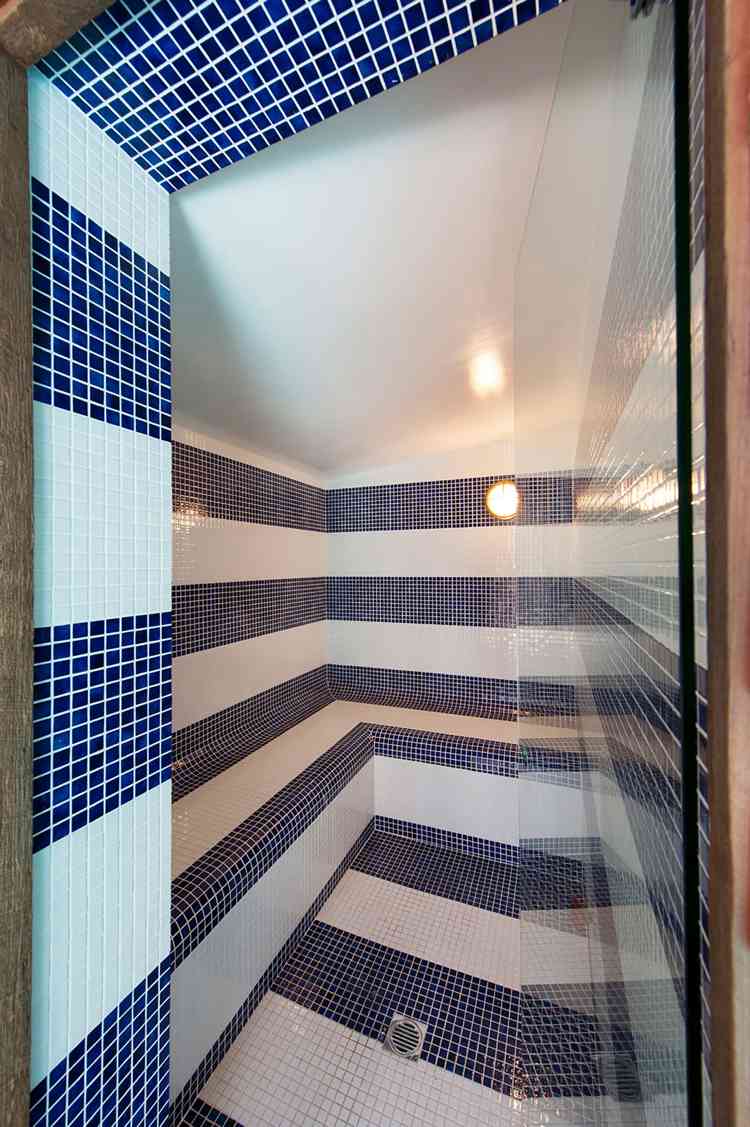retro-look-dampbad-badeværelse-mosaik-fliser-hvid-blå