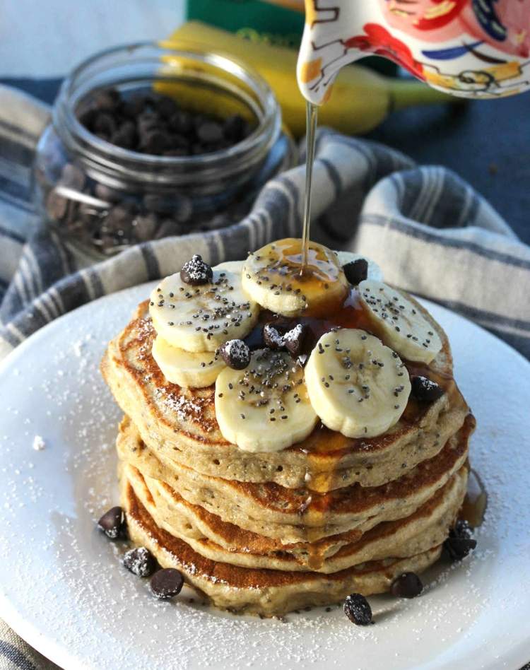 Melfrie pandekager pandekager-mini-chia-frø-banan-skiver-chokolade-ahornsirup-tallerken-kande-glutenfri