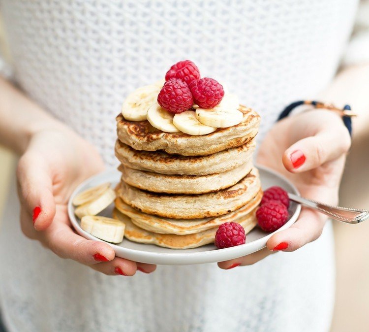 pandekager uden mel vegansk-glutenfri-hindbær-banan-skiver-kokos-tårn-tallerken-gaffel