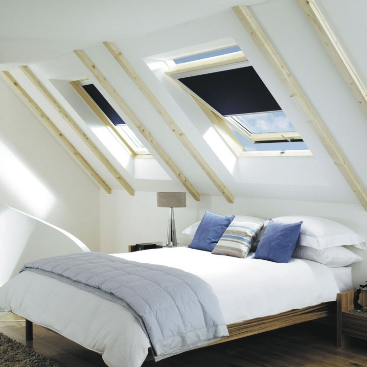 rullegardiner-ovenlysvinduer-soveværelse-seng-puder-hvidt-træ-mørkt-stof