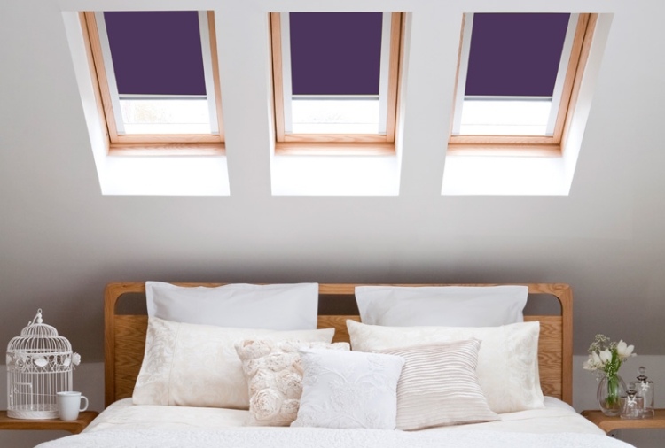 rullegardiner-ovenlysvinduer-soveværelse-farvet-lilla-træ seng-sengelinned-hvid