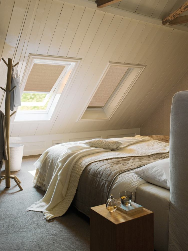 rullegardiner-ovenlysvinduer-soveværelse-seng-dyne-tæpper-vægbeklædning