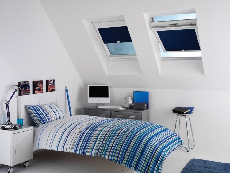 rullegardiner-ovenlysvinduer-ungdoms-værelse-dreng-blå-hvid-farvet-enkeltseng-lommeregner