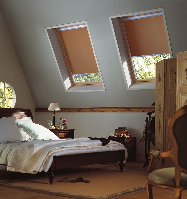 rullegardiner-ovenlysvinduer-soveværelse-rustik-tæppe-seng-træ-brun-beige