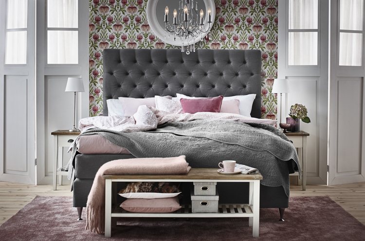 romantisk-stil-soveværelse-box-spring-seng-grå-pink-accenter-nostalgi-sengeborde.jpg
