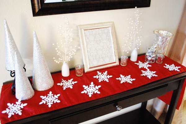 julepynt ideer bordløber rødhvide snefnugdekorationer